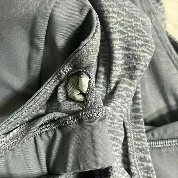 Lululemon Glide and Stride Tank
Sheer Luon Pebble Jacquard V2 Arctic Grey - Picture 10 of 10